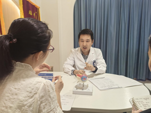 以仁心雕琢视界 用专业重塑清晰——记全飞近视手术首席带教专家赵军